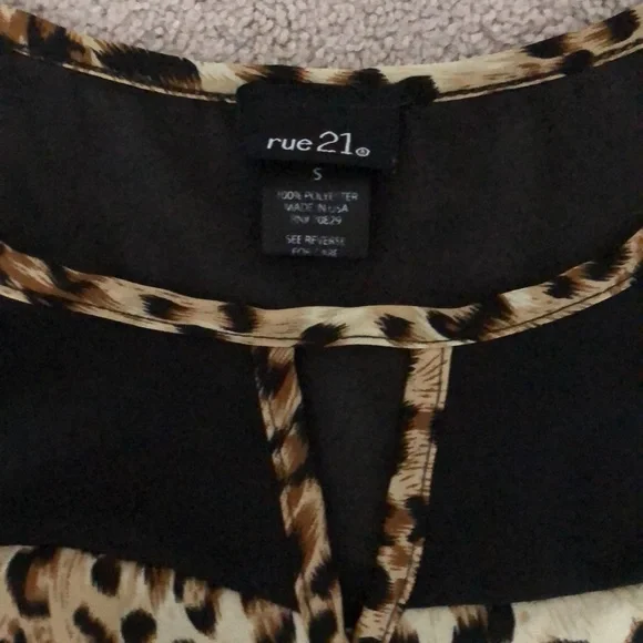 Cheetah 🐆 Print Blouse - Picture 3 of 4